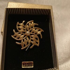 Gold Flower Brooch with Pearl NWT